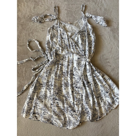Roxy Dresses & Skirts - Roxy Size Medium Wrap Dress Cold Shoulder Casual‎ Summer/Beach Print Dress